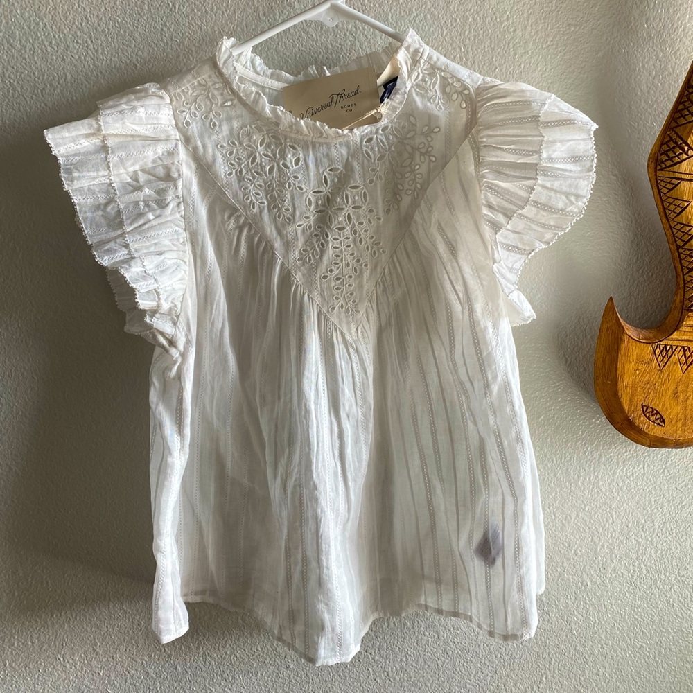 NWT Universal Thread Women's Ruffle Sleeveless Eyelet Blouse. R7X9Z